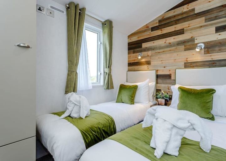 Cosy 4night Sherwood Forest hot tub lodge getaway this winter